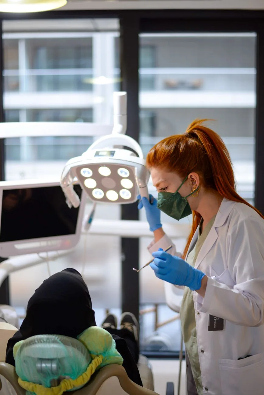 Best Cosmetic Dentist in Varanasi for Smile Makeover: Treatments & Things to Consider